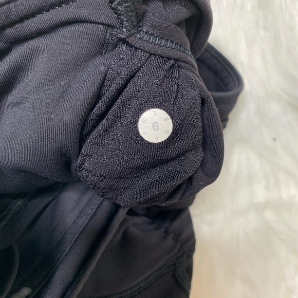 Lululemon outrun crop sz 6 black - Picture 7 of 8